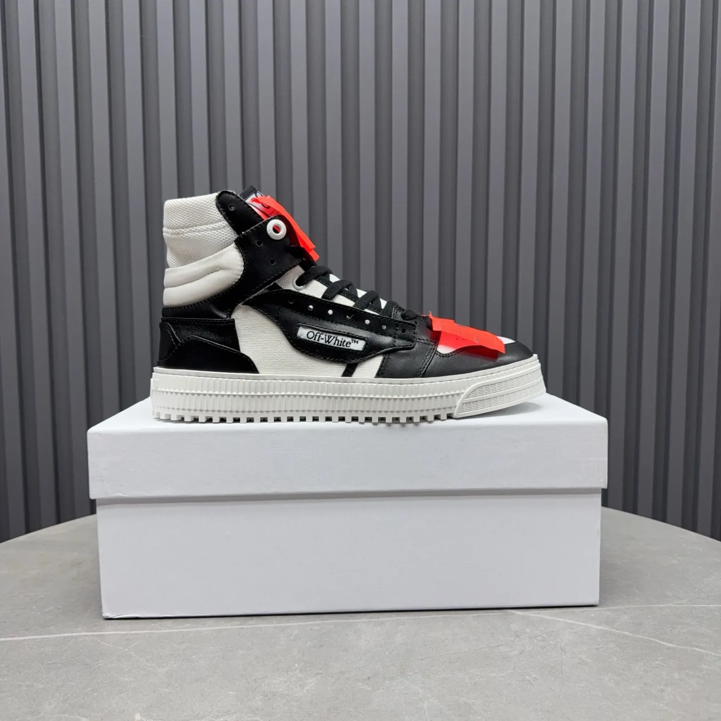 [OFF WHITE] P: 740💰Couple model👫, Size: Female 35-40. Male 39-44 (45.46 customized) High-quality version👊 "Out of office" series original molding, original lasting, production process 1:1 original ➰OFF GRAY WHITE OW ➰ First-layer cowhide, imported skin-friendly and environmentally friendly polyester mesh, original molding, high elasticity and environmentally friendly molding pad Made with the original lasting process. The original molded rubber outsole (never yellows and deforms) has a super correct shape, bright color and strong three-dimensional effect👍. Packaging💯Full set of packaging synchronized with the official website (branded paper, certificate of quality, branded cloth bag)